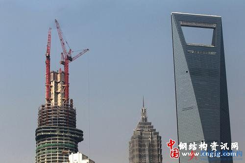 “上海中心”昨突破400米大關 身高月底超金茂大廈